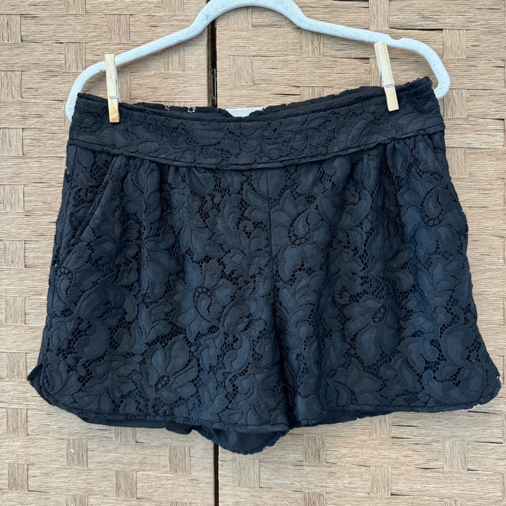 DIANE VON FURSTENBERG Lace Shorts (Size 8)